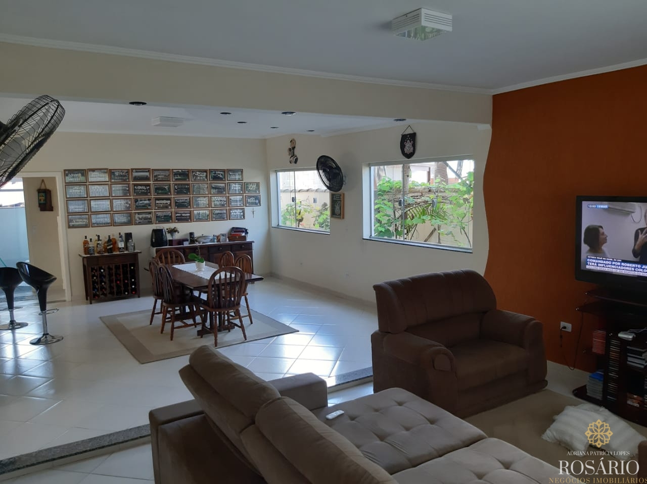 Casa dentro de condominio fechado.