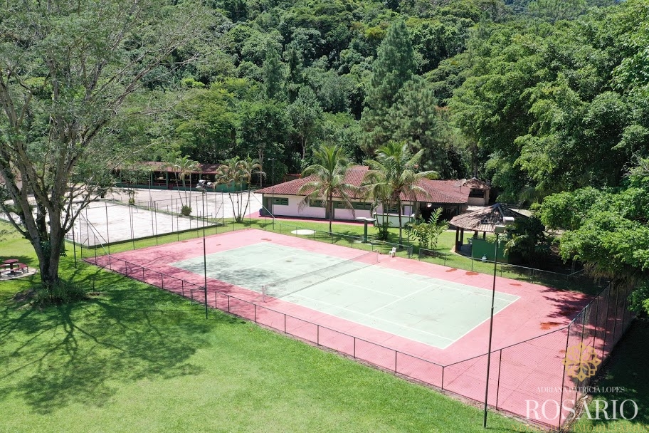 Casa dentro de condominio fechado.