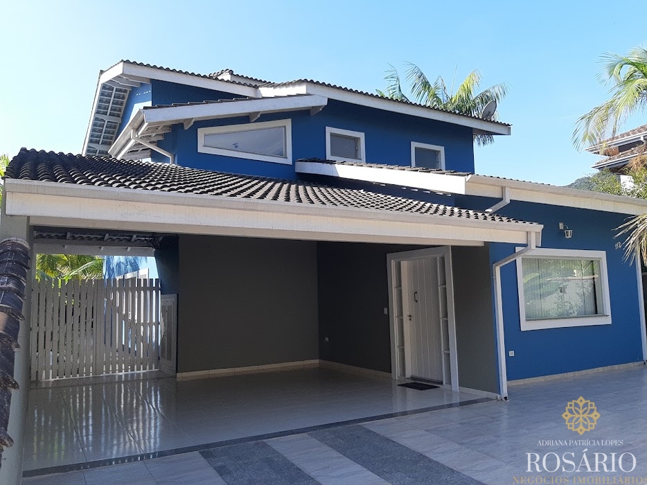 Casa dentro de condominio fechado.