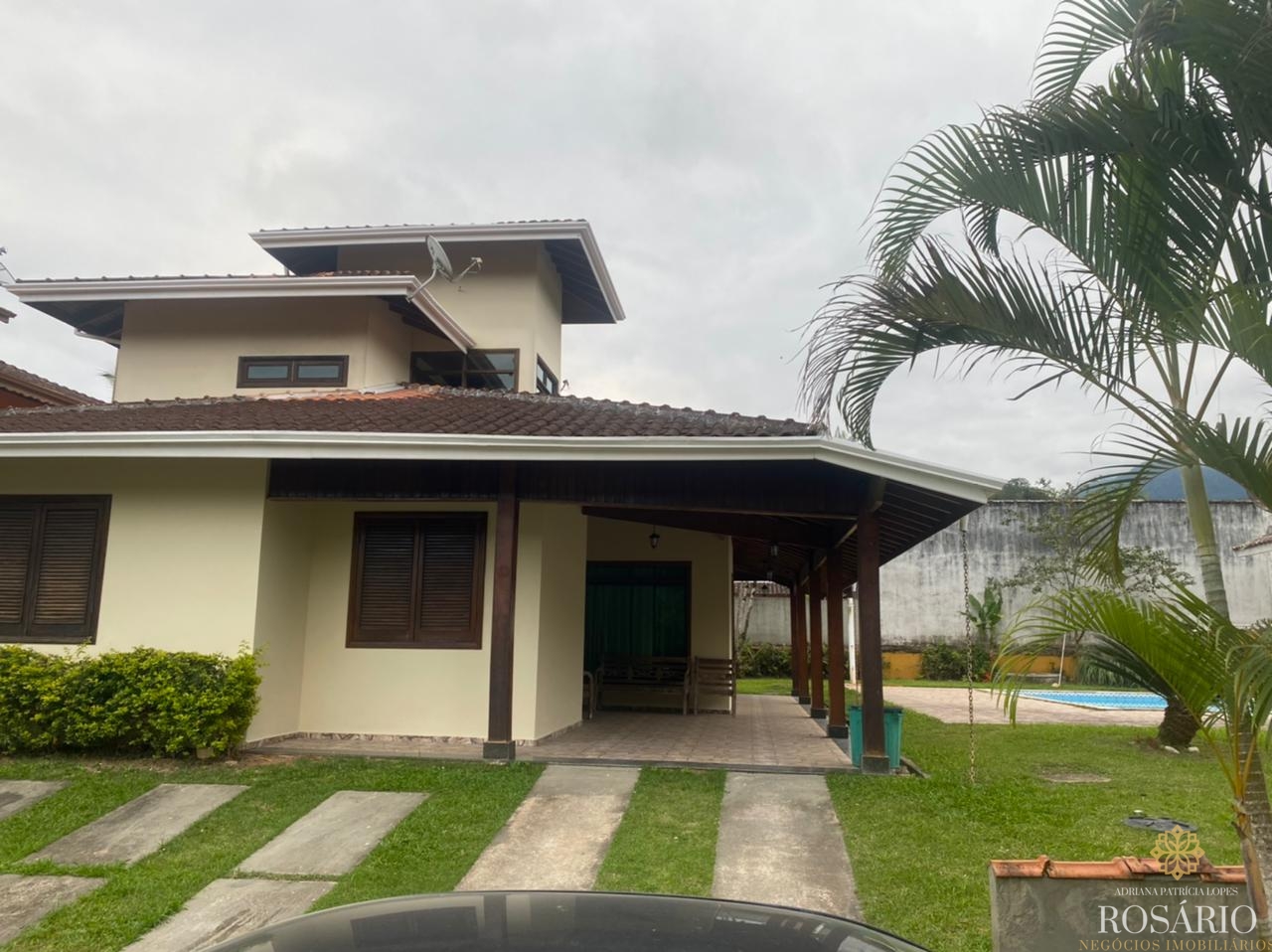 Sobrado com Piscina Dentro de Condominio Fechado