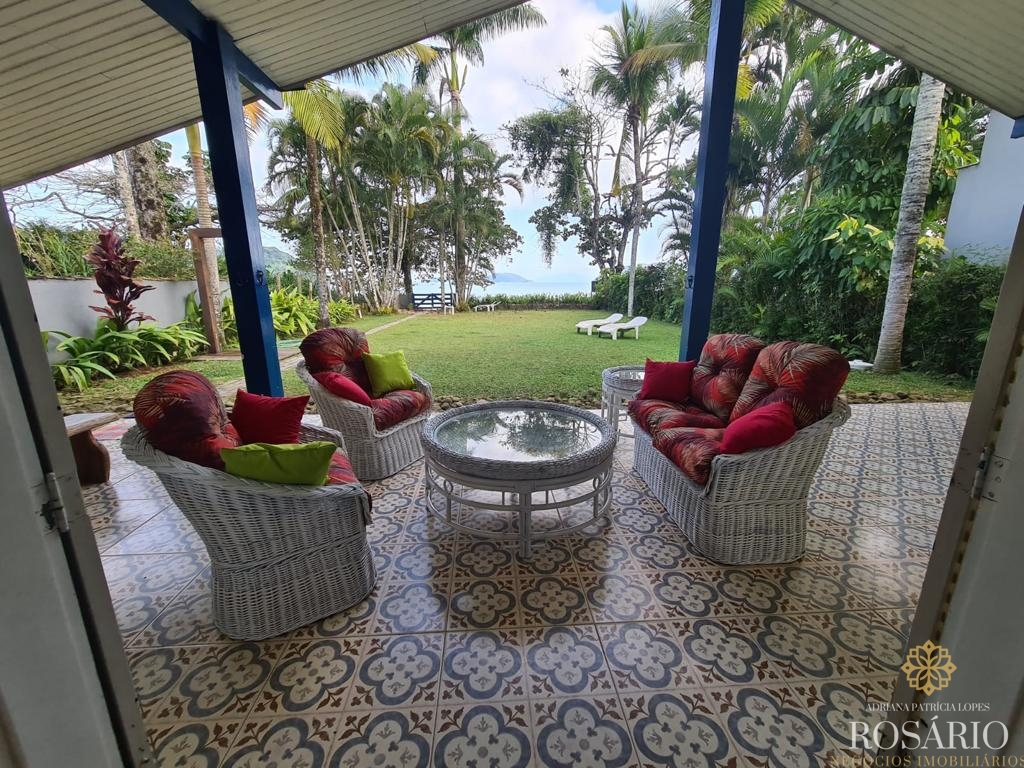 Casa pé na areia dentro de condominio fechado.
