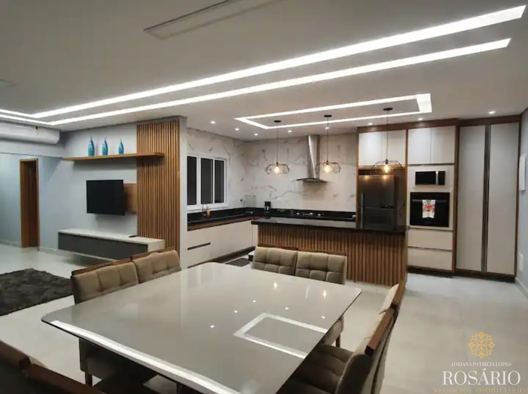 Cobertura Luxuosa com Vista para a Montanha Decorada com Requinte