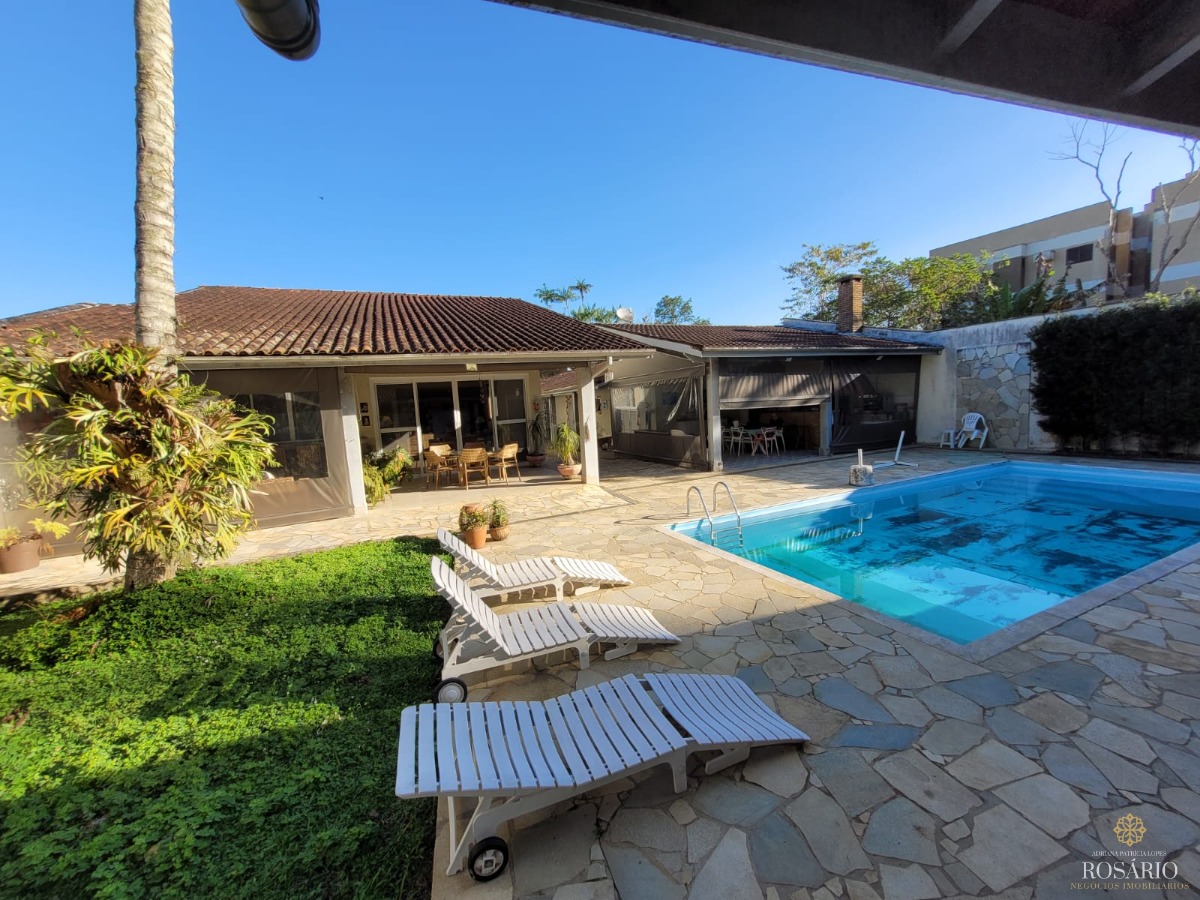 Casa Mais Suítes Privadas e Terreno a 250m da Praia da Enseada à Venda