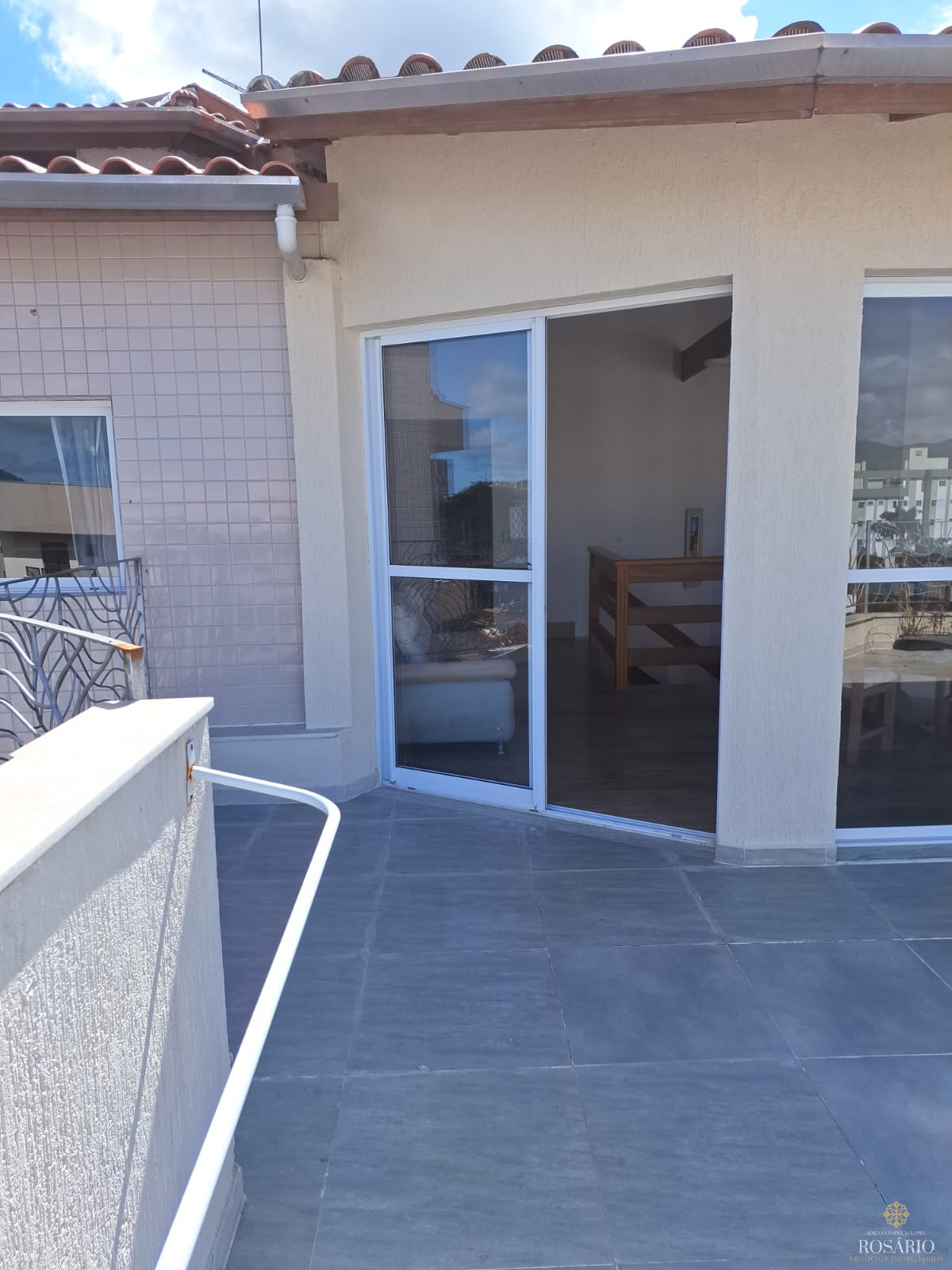 Duplex em ubatuba de 4 dorm e piscina, 300m2