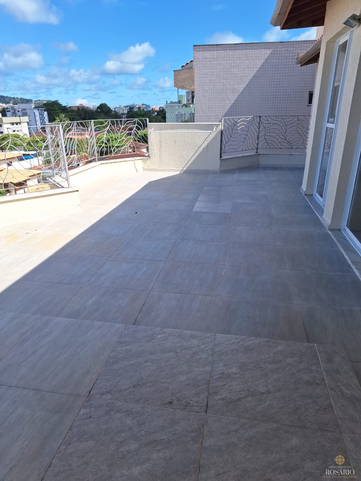 Duplex em ubatuba de 4 dorm e piscina, 300m2