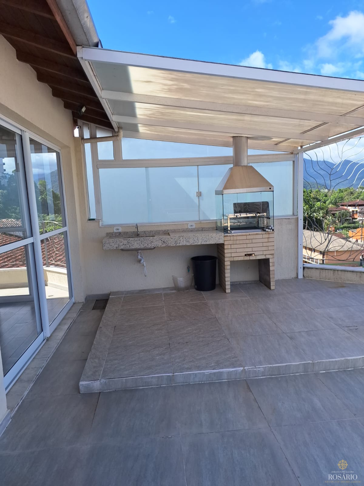 Duplex em ubatuba de 4 dorm e piscina, 300m2