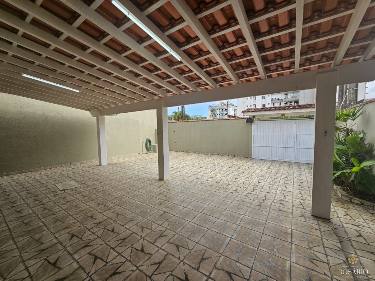 Casa com 3 Dormitórios + Edícula à Venda em Ubatuba- Centro
