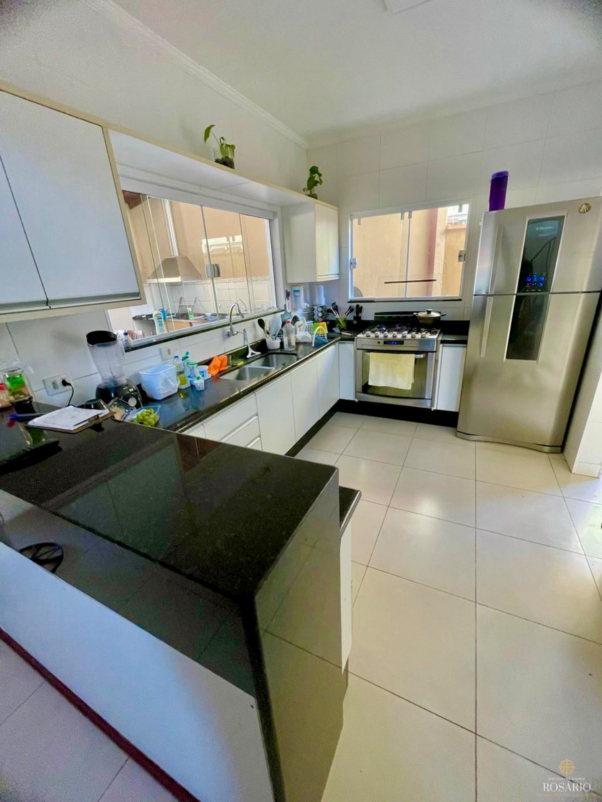 Casa com 04 suítes à venda nas toninhas